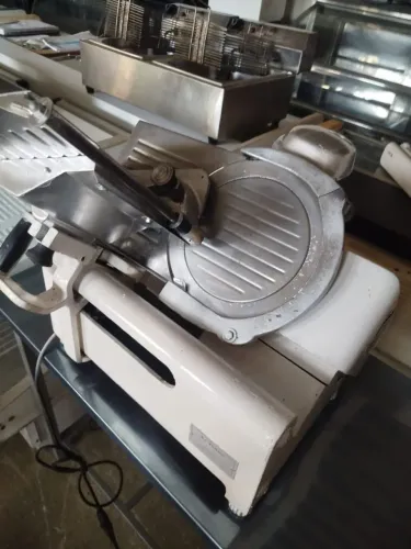 Fatiador de frios lâmina 25 marca Filizola - motor meio cavalo