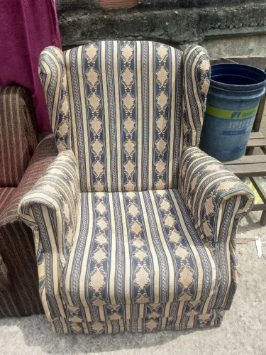 Vendo poltrona antiga em bom estado para sair agora