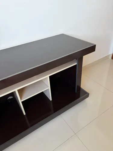 Hack de TV grande com nichos