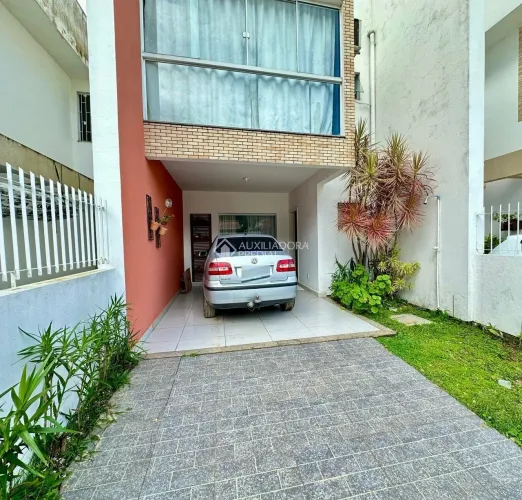 Casa mobiliada, no Rio Tavares em Florianópolis.