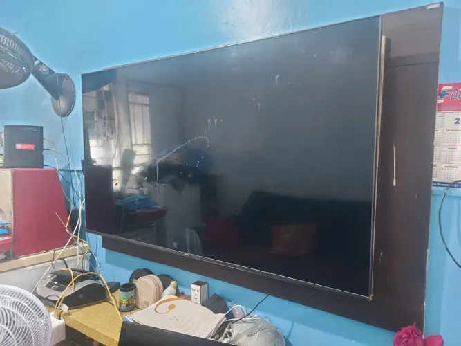 TV Philips 65' com defeito na tela. Só sai o som