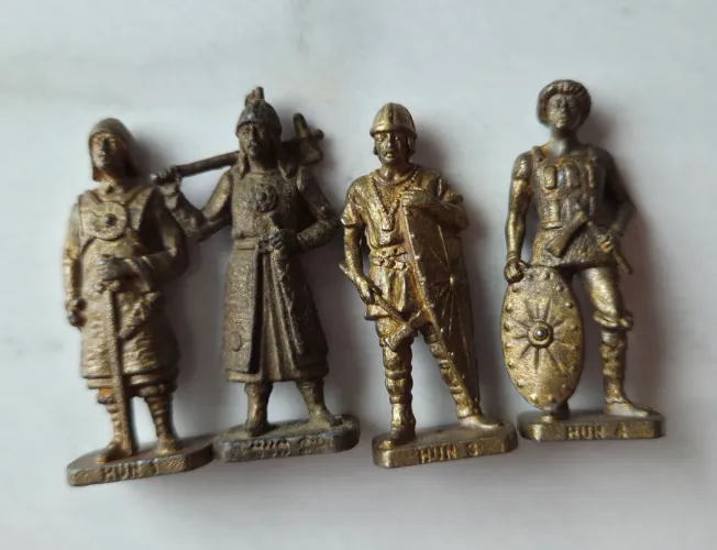 Coleção miniatura de ferro - Kinder Ovo