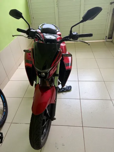 Fazer 250 vermelha 