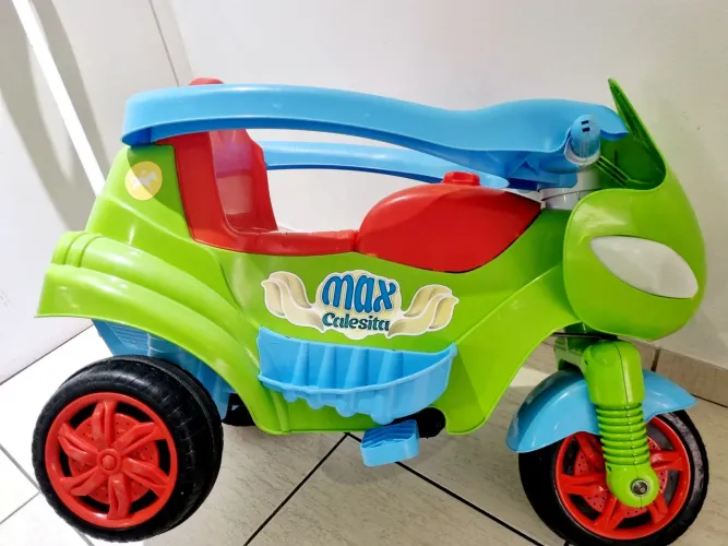 Moto para criança com buzina e barulho de motor. (Pilhas inclusas). 
