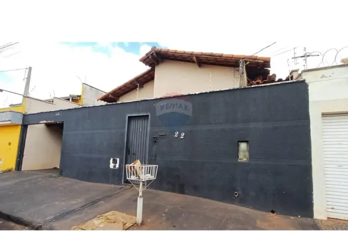 Casa à Venda, Com Três Dormitórios, No Bairro Residencial Drummond Em Ituiutaba - MG.