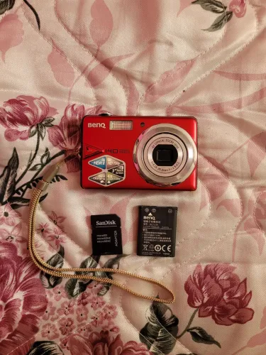 Câmera digital vermelha beng de 14.1 megapixels.