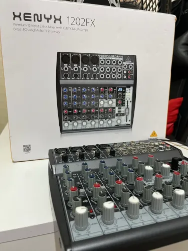 Mesa de Som Behringer 1202 FX