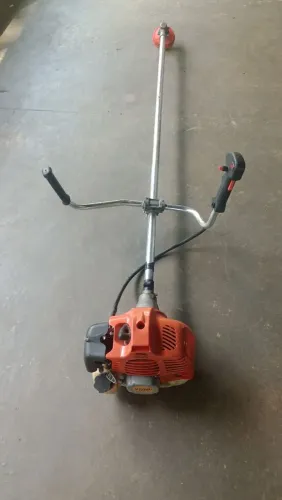 Bicicleta e roçadeira 