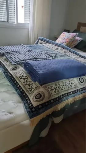 Kit Quarto Casal/Queen: Colcha Azul + Tapete Edantex Bruxelas + Peseira