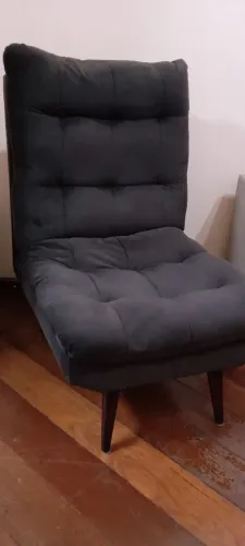 Poltrona estofada na cor cinza chumbo da marca Portal