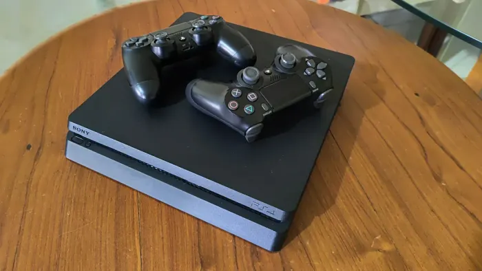 PlayStation 4 Slim 1TB + 02 Controles + Jogo FC26 (usado)