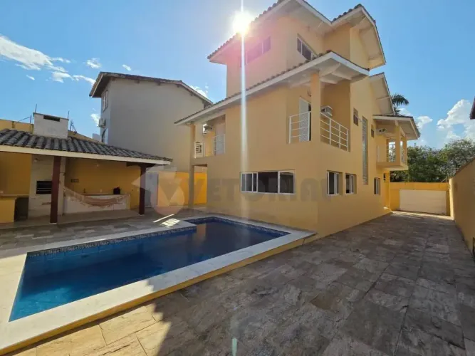 Casa com 04 dormitórios e 480 metros de terreno no Jardim Primavera - Caraguatatuba
