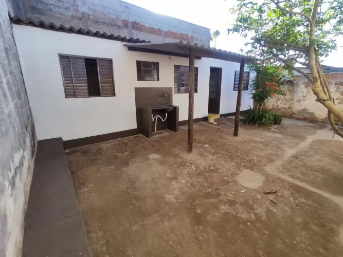 Aluga se casa Guapiaçu 600/mês 