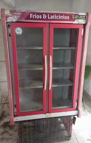 Vende-se vitrine expositora 2 portas funcionando normalmente