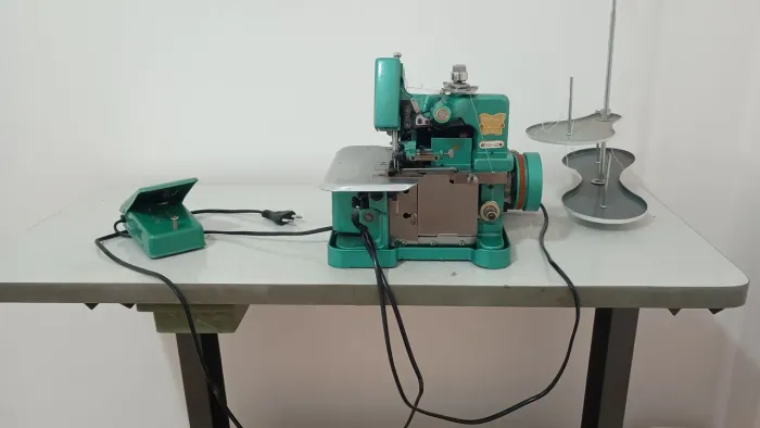 VENDO MÁQUINA DE OVERLOQUE COM A MESA. PRODUTO NOVO!