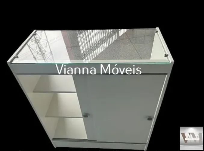 Balcão Vitrine com Vidro Superior e Porta em MDF Branco