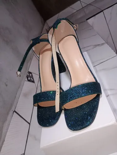 VENDO SANDÁLIA TAMANHO 39