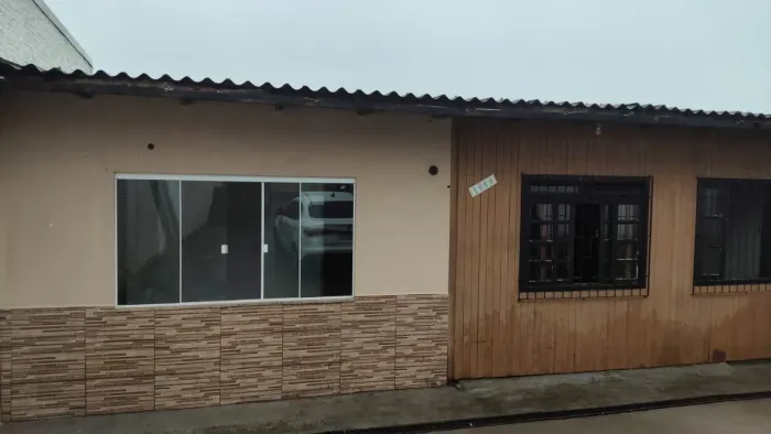 ALUGO CASA COM TRÊS QUARTOS