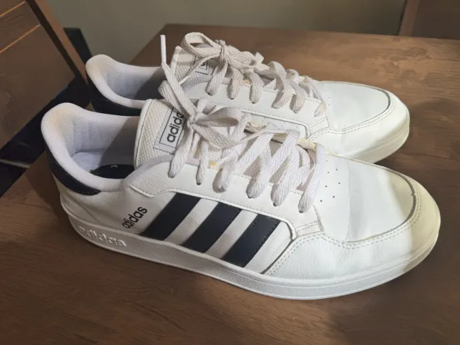 Vendo tênis Adidas TAM 42 em ótimo estado
