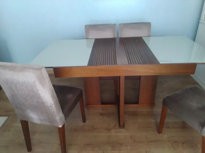 Mesa de madeira com cadeiras 