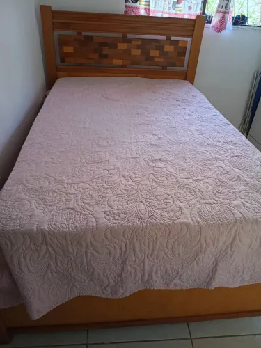 Vendo uma cama de madeira com colchão novo