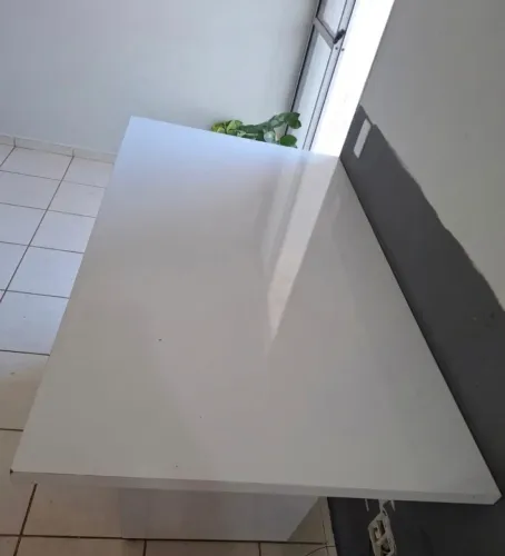 Vende se mesa sem cadeiras