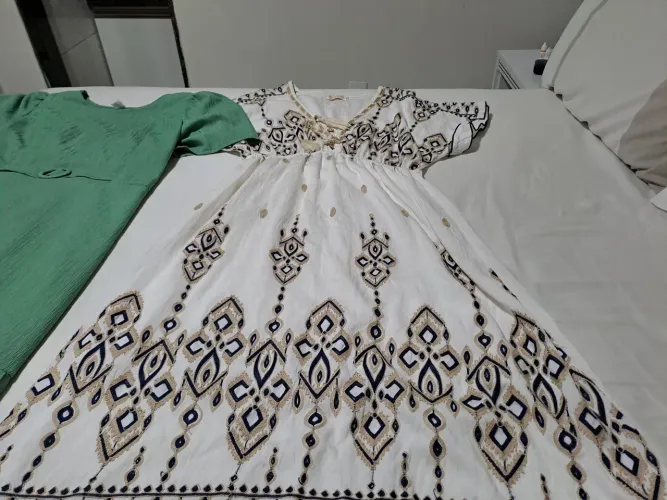Vendo vestido com a frente td bordado..