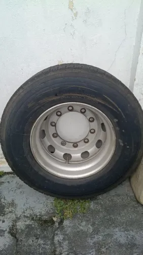 Vendo pneus e roda de alumínio