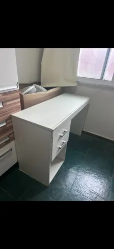 Mesa de estudos com duas gavetas
