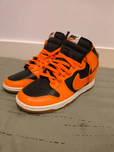 tênis Nike modelo Dunk Hi Retro University nas cores laranja e preto
