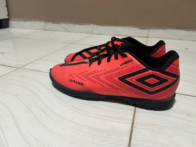 Vendo chuteira umbro