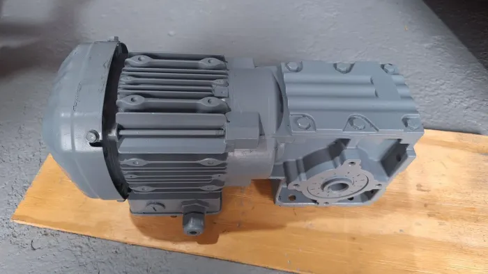 Motoredutor trifásico 0.5 cv redução: 1/6. Rotação final: 259 voltas.