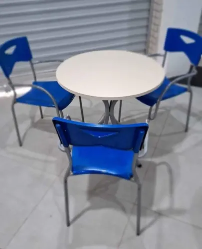 Jogo de mesa com cadeiras (usado com defeito)