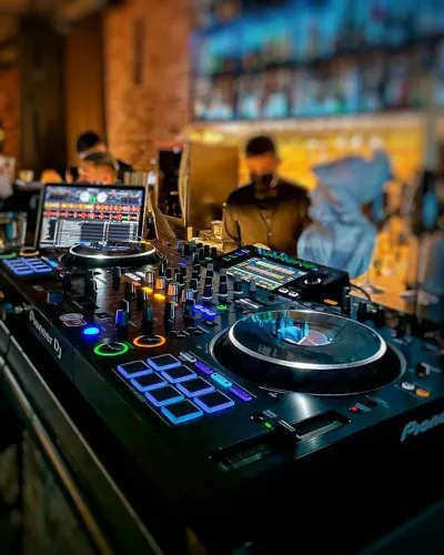 DJ para Experiências Musicais Intimistas | Curadoria Sonora e Atmosfera