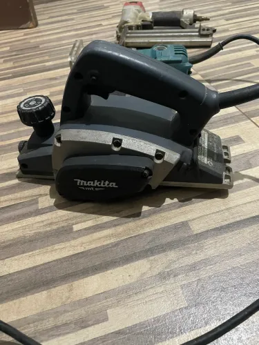 Plaina elétrica makita 