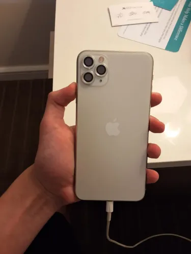 iPhone 11pro Max 512 gb de armazenamento vai com 4 capinhas