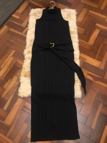 Vestido Preto Midi, gola Alta , Cinto com Fivela - TamU