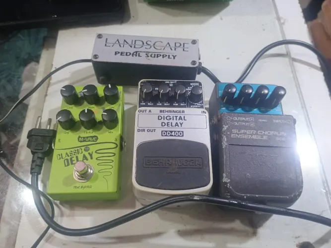 Estou vendendo esses 3 pedal pra quem gosta de tocar de guitarra contatos *03