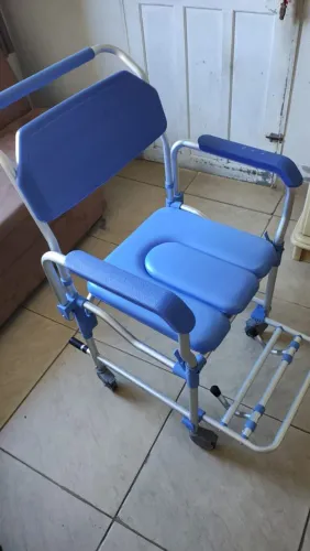 Cadeira de banho higiênica para idoso