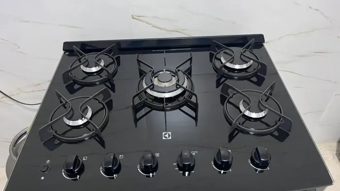 Vendo Fogão Eletrolux com Mesa de Vidro e Tripla Chama