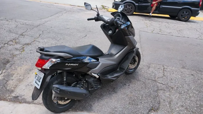 Scooter super conservada, documentos em dia e placa Mercosul.