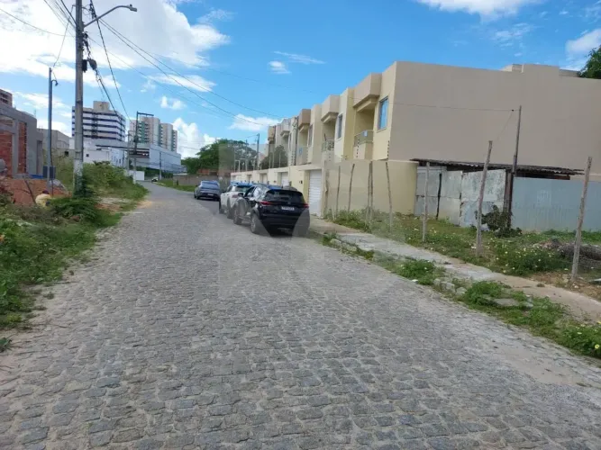 Terreno à Venda na Atalaia com 216m² Próximo à Av. Melício Machado