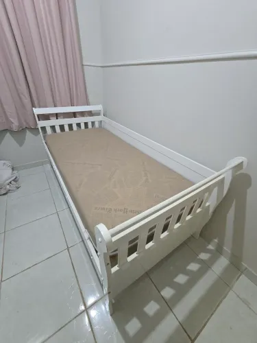 Cama e colchão de solteiro