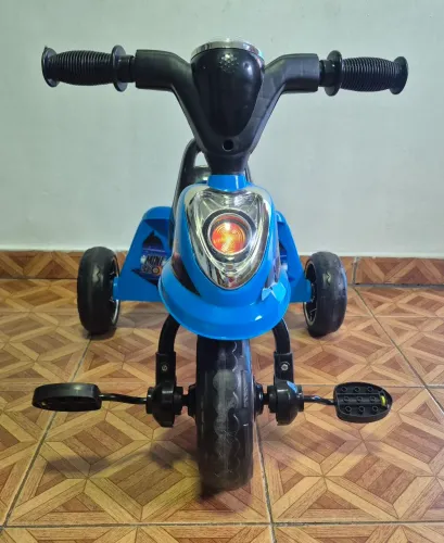 TRICICLO AZUL COM LUZES E SOM (SALVADOS)
