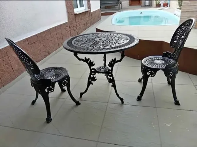 Mesa e duas cadeira em aluminio fundido Conjunto para jardim
