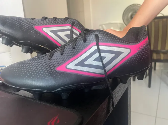 Chuteira de campo Umbro  número 39