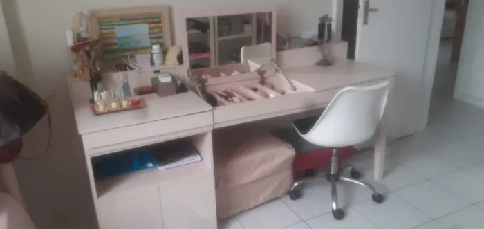 Escrivaninha e bancada de maquiagem 