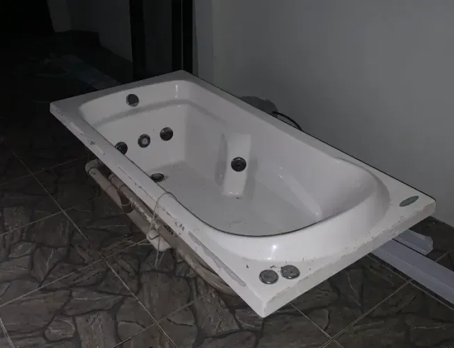 Banheira hidromassagem completa. Acompanha motor, tubulações. Muito nova, pouco uso).