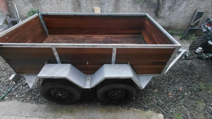 Carretinha trucada com freio 