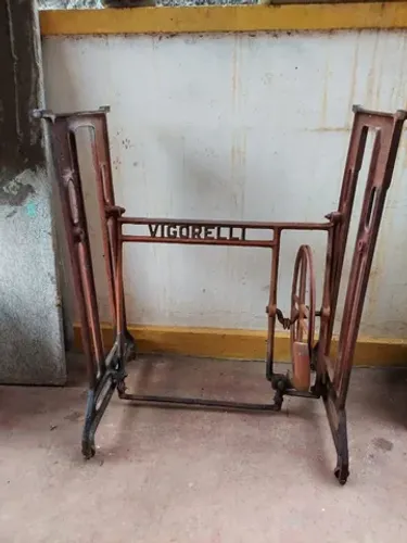 Pé de mesa de costura antiga